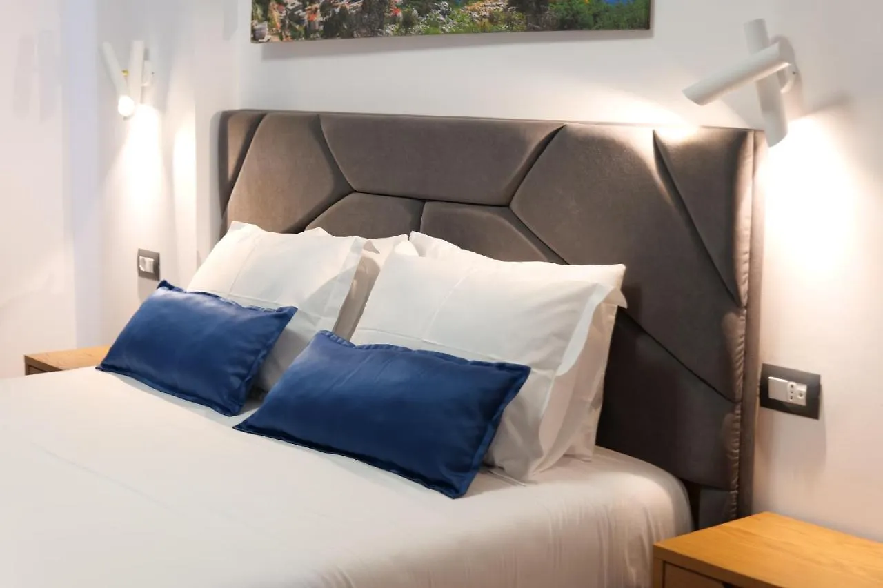 Hilltop Heaven Hotel Sarandë 4*,  Albania